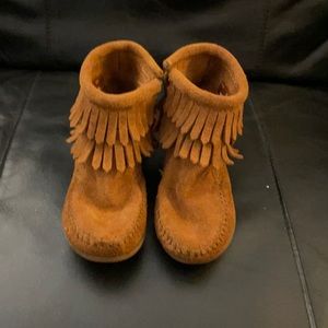 Minnetonka toddler girls boots size 8